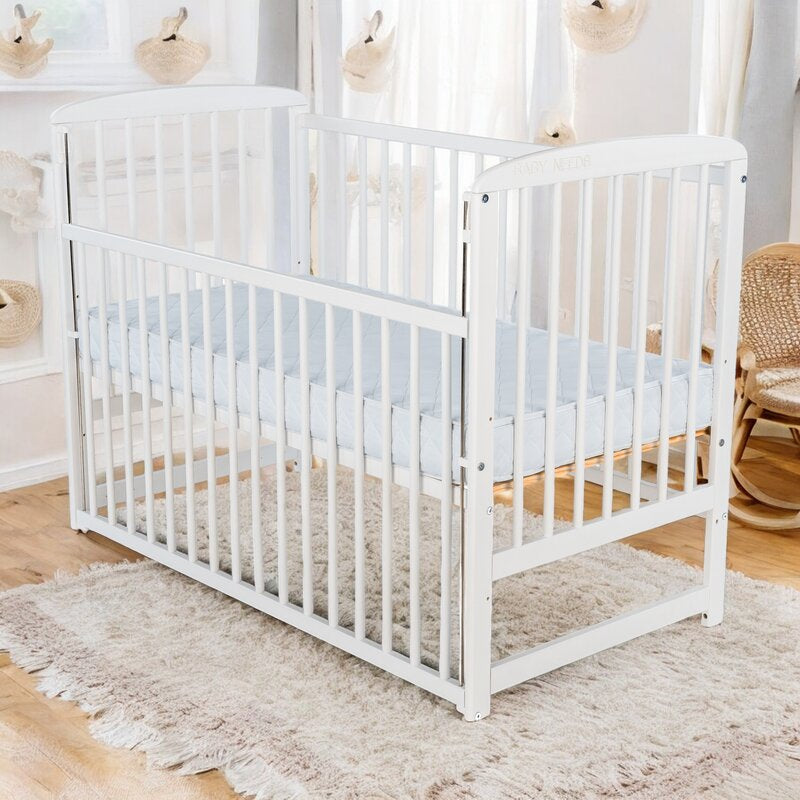 Patut din lemn bebe, 120x60 cm, Cu laterala culisanta, Din lemn de pin, Stabil si rezistent, Inaltime saltea reglabila pe 3 nivele, Laterala cu 3 bete detasabile, EN716-1, EN716-2, Alb, Babyneeds, Ola