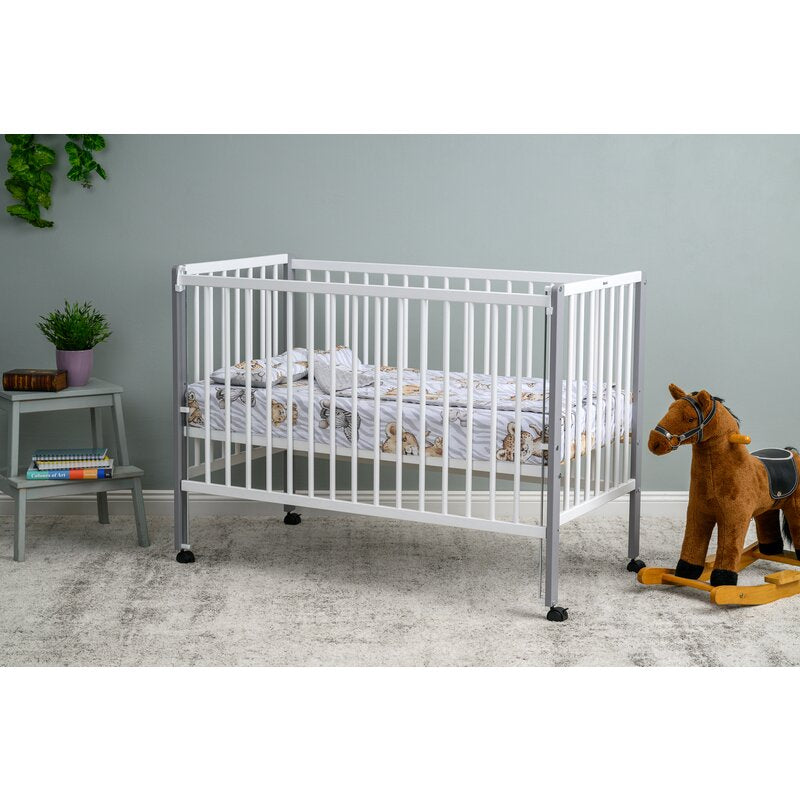 Patut din lemn bebe, 120x60 cm, Cu laterala culisanta, Din lemn de pin, Stabil si rezistent, Inaltime saltea reglabila pe 3 nivele, Laterala cu 3 bete detasabile, EN716-1, EN716-2, Alb, Qmini, Maya