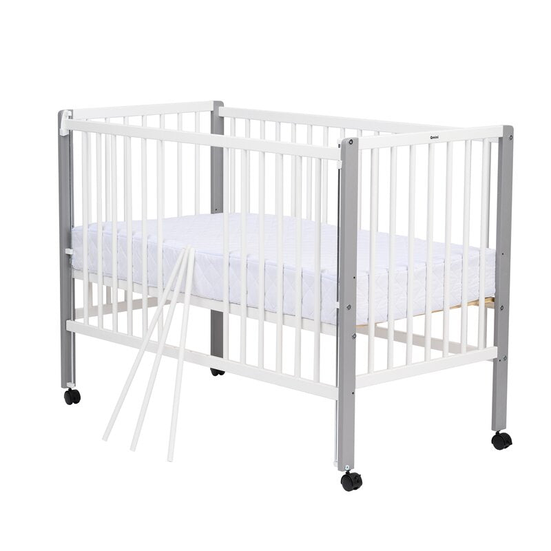 Patut din lemn bebe, 120x60 cm, Cu laterala culisanta, Din lemn de pin, Stabil si rezistent, Inaltime saltea reglabila pe 3 nivele, Laterala cu 3 bete detasabile, EN716-1, EN716-2, Alb, Qmini, Maya + Saltea 8 cm