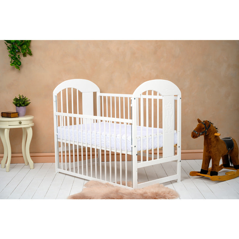 Patut din lemn bebe, 120x60 cm, Cu laterala culisanta, Din lemn de pin, Stabil si rezistent, Inaltime saltea reglabila pe 3 nivele, Laterala cu 3 bete detasabile, EN716-1, EN716-2, Alb, Qmini, Julia II, Elefantel