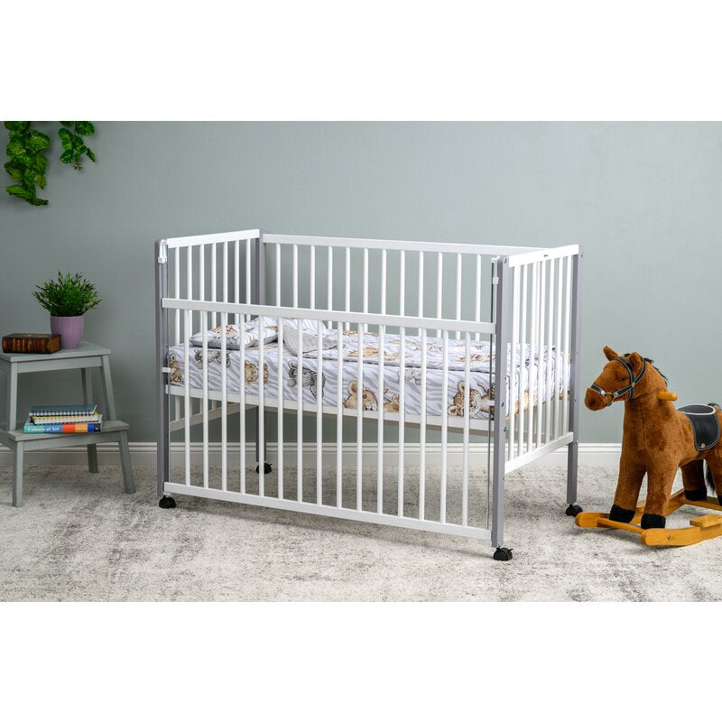 Patut din lemn bebe, 120x60 cm, Cu laterala culisanta, Din lemn de pin, Stabil si rezistent, Inaltime saltea reglabila pe 3 nivele, Laterala cu 3 bete detasabile, EN716-1, EN716-2, Alb, Qmini, Maya + Saltea 8 cm