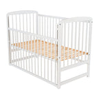 Pătuț BabyNeeds Ola 120x60 cm alb – laterala coborâtă și somiera fără saltea