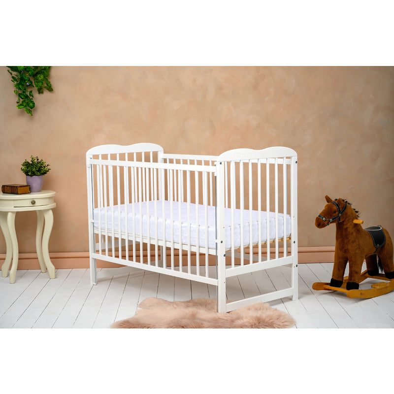 Patut din lemn bebe, 120x60 cm, Cu laterala culisanta, Din lemn de pin, Stabil si rezistent, Inaltime saltea reglabila pe 3 nivele, Laterala cu 3 bete detasabile, EN716-1, EN716-2, Alb, Qmini, Agata + Saltea 12 cm