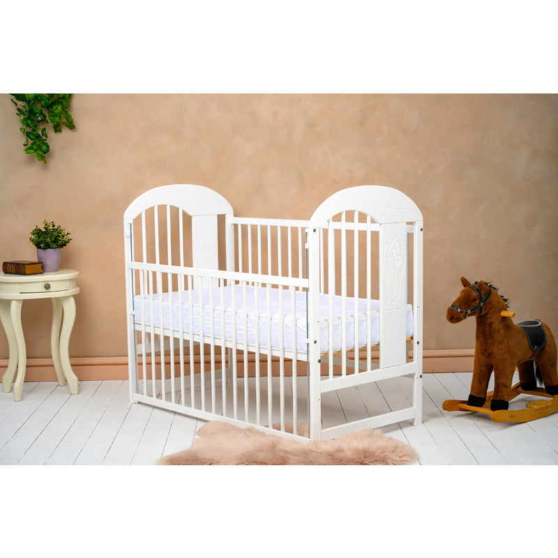 Patut din lemn bebe, 120x60 cm, Cu laterala culisanta, Din lemn de pin, Stabil si rezistent, Inaltime saltea reglabila pe 3 nivele, Laterala cu 3 bete detasabile, EN716-1, EN716-2, Alb, Qmini, Julia II, Elefantel + Saltea 12 cm