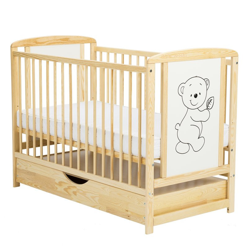 Pătuț BabyNeeds Timmi 120x60 cm natur – sertarul închis și desenul cu ursuleț