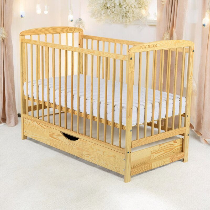 Patut din lemn bebe, 120x60 cm, Cu sertar cu capac, Din lemn de pin si mdf, Stabil si rezistent, Inaltime saltea reglabila pe 3 nivele, Laterala cu 3 bete detasabile, EN716-1, EN716-2, Natur, Babyneeds, Ola