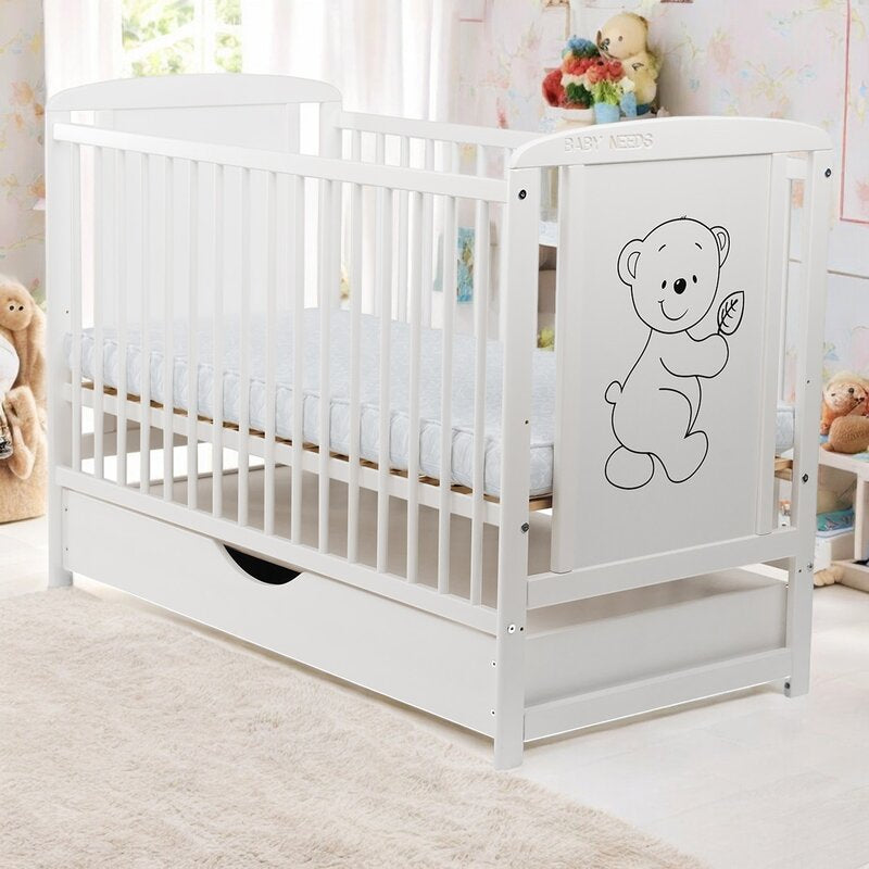 Patut din lemn bebe, 120x60 cm, Cu sertar cu capac, Din lemn de pin si mdf, Stabil si rezistent, Inaltime saltea reglabila pe 3 nivele, Laterala cu 3 bete detasabile, EN716-1, EN716-2, Alb, Babyneeds, Timmi
