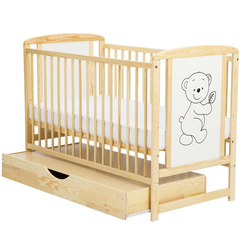 Pătuț BabyNeeds Timmi 120x60 cm natur – sertarul deschis și desenul cu ursuleț