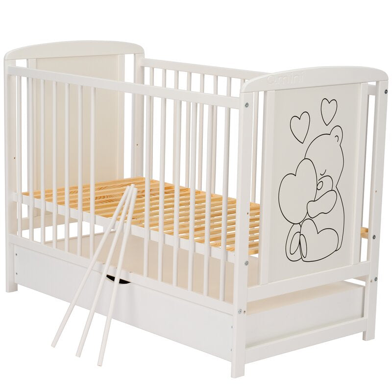 Patut din lemn bebe, 120x60 cm, Cu sertar, Din lemn de pin si mdf, Stabil si rezistent, Inaltime saltea reglabila pe 3 nivele, Laterala cu 3 bete detasabile, EN716-1, EN716-2, Alb, Qmini, Timmi Heart