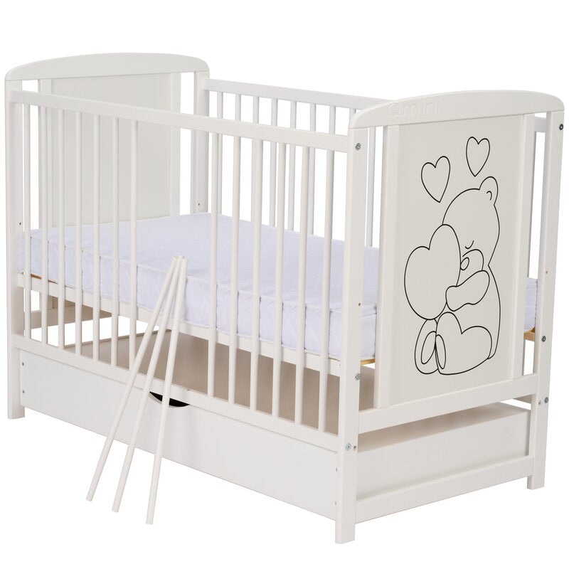 Patut din lemn bebe, 120x60 cm, Cu sertar, Din lemn de pin si mdf, Stabil si rezistent, Inaltime saltea reglabila pe 3 nivele, Laterala cu 3 bete detasabile, EN716-1, EN716-2, Alb, Qmini, Timmi Heart