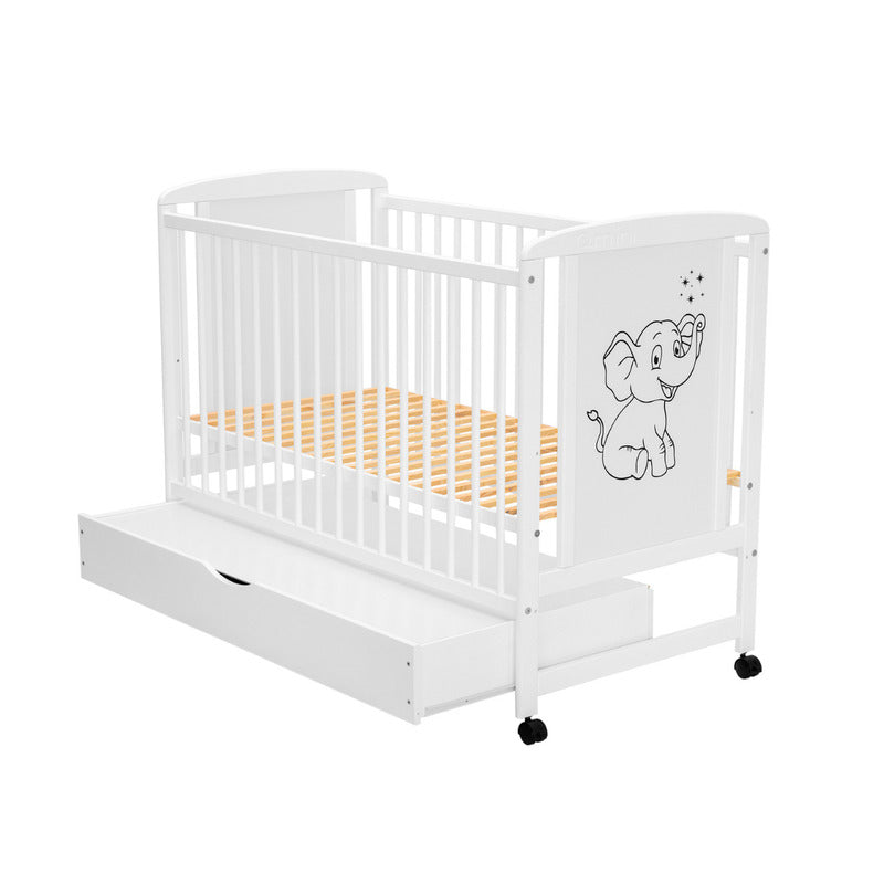 Patut din lemn bebe, 120x60 cm, Cu sertar, Din lemn de pin si mdf, Stabil si rezistent, Inaltime saltea reglabila pe 3 nivele, Laterala cu 3 bete detasabile, EN716-1, EN716-2, Alb, Qmini, Timmi Elephant