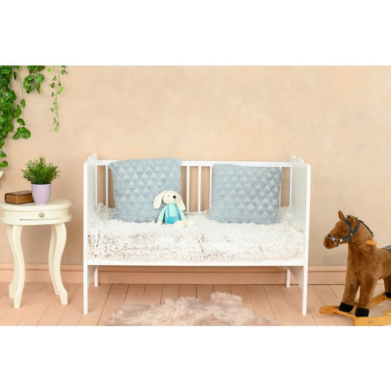 Patut din lemn bebe, 120x60 cm, Cu sina speciala pentru dentitie, Multifunctional, EN716-1, EN716-2, Alb, Qmini, Julia + Saltea 8 cm