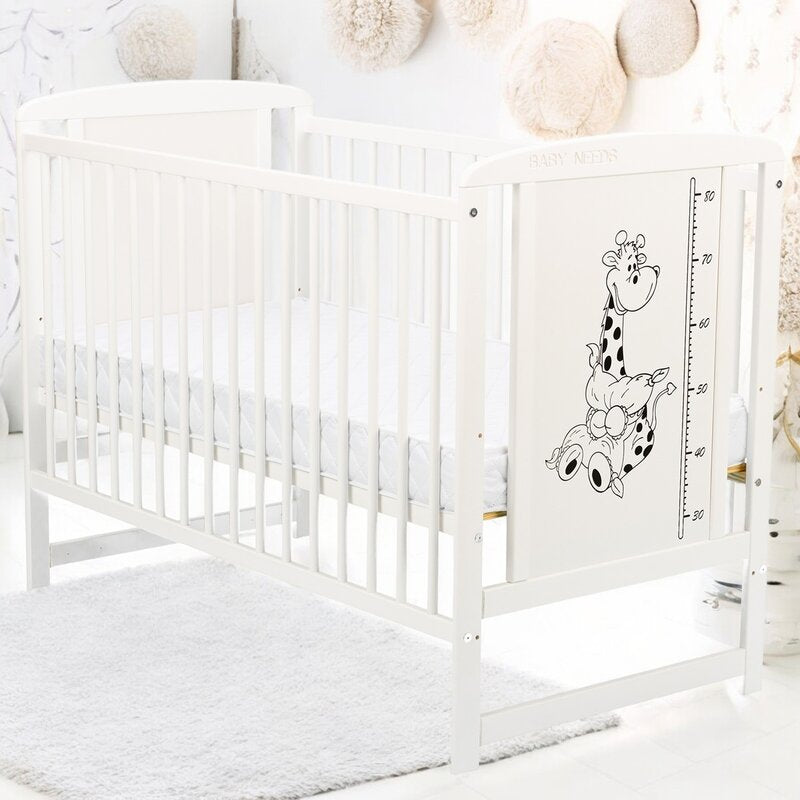 Patut din lemn bebe, 120x60 cm, Din lemn de pin si mdf, Stabil si rezistent, Inaltime saltea reglabila pe 3 nivele, Laterala cu 3 bete detasabile, EN716-1, EN716-2, Alb, Babyneeds, Timmi Girafa