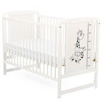 Pătuț BabyNeeds Timmi Girafa 120x60 cm alb – vedere de ansamblu cu desenul girafei