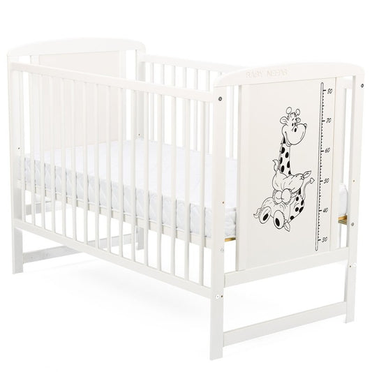 Patut din lemn bebe, 120x60 cm, Din lemn de pin si mdf, Stabil si rezistent, Inaltime saltea reglabila pe 3 nivele, Laterala cu 3 bete detasabile, EN716-1, EN716-2, Alb, Babyneeds, Timmi Girafa