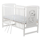 Pătuț BabyNeeds Timmi alb – laterala cu trei bare scoase, așezate lângă pătuț