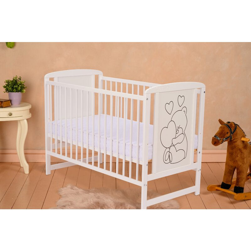 Patut din lemn bebe, 120x60 cm, Din lemn de pin si mdf, Stabil si rezistent, Inaltime saltea reglabila pe 3 nivele, Laterala cu 3 bete detasabile, EN716-1, EN716-2, Alb, Qmini, Timmi Heart