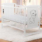 Pătuț BabyNeeds Timmi alb – pătuțul amplasat într-o cameră luminoasă