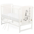 Pătuț BabyNeeds Timmi Girafa 120x60 cm alb – trei bare detașate lângă pătuț