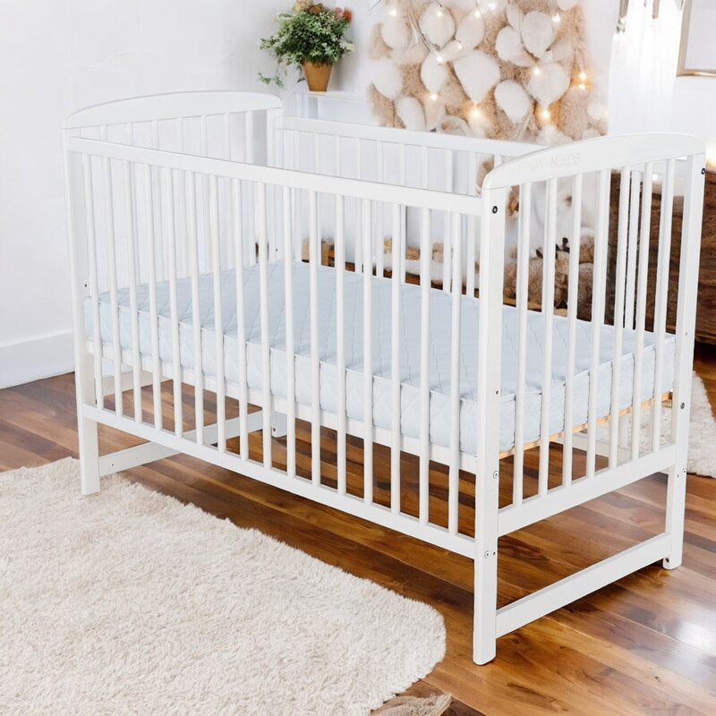 Patut din lemn bebe, 120X60 cm, Din lemn de pin, Stabil si rezistent, Inaltime saltea reglabila pe 3 nivele, Laterala cu 3 bete detasabile, EN716-1, EN716-2, Alb, Babyneeds, OlaÂ + Saltea 8 cm