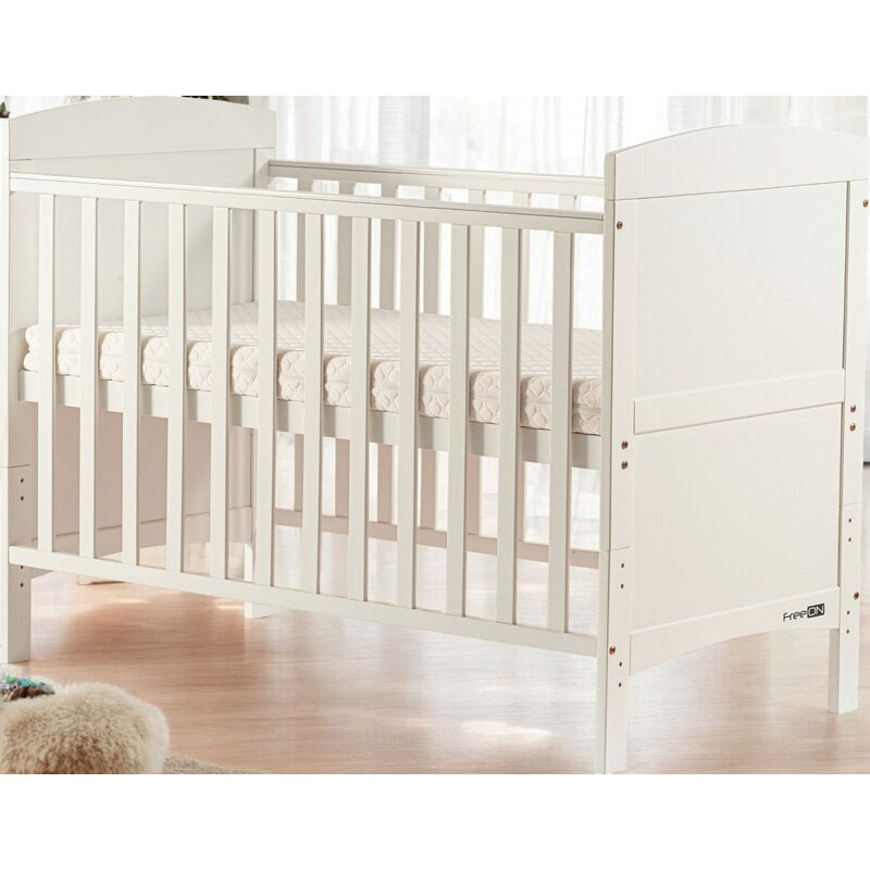 Patut din lemn bebe, 120x60 cm, Transformabil pentru bebe si junior, Din lemn de pin si mdf, Cu sina speciala pentru dentitie, Stabil si rezistent, White, FreeON, Lory