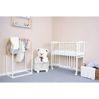Patut New Baby Mateo 90x40 cm, Alb – prezentare în cameră, laterală coborâtă