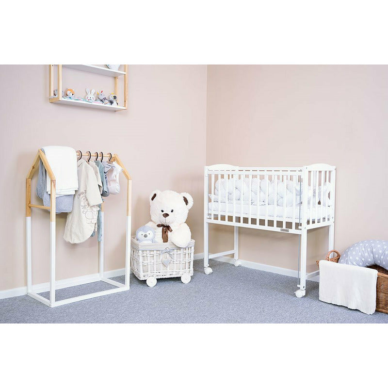 Patut New Baby Mateo 90x40 cm, Alb – prezentare în cameră cu accesorii ilustrative
