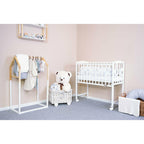 Patut New Baby Mateo 90x40 cm, Alb – prezentare în cameră cu accesorii ilustrative