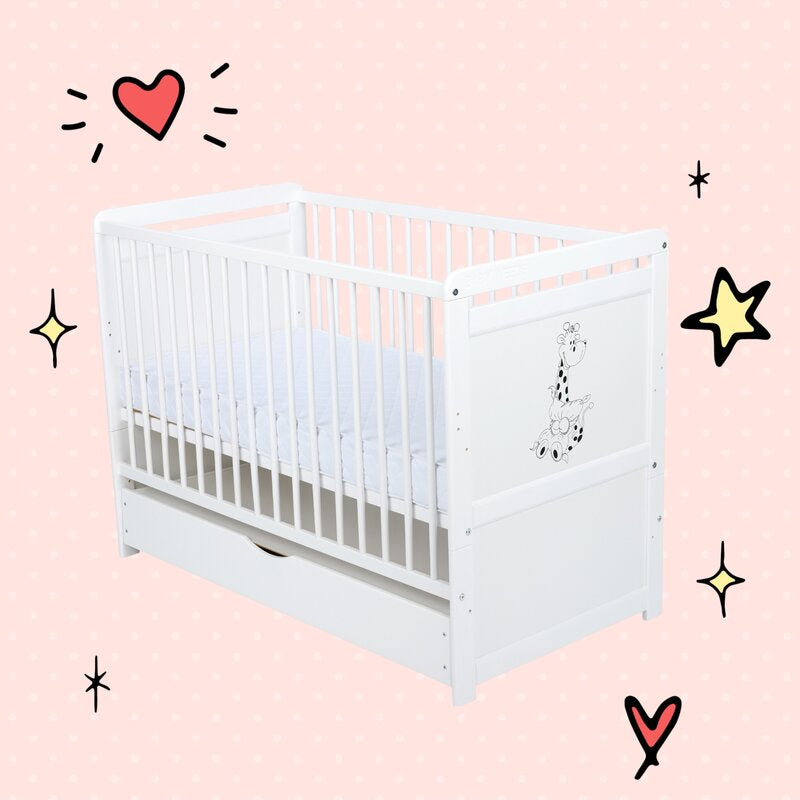 Patut din lemn bebe, Transformabil si pentru junior, 120x60 cm, Cu sertar cu capac, Din pin si mdf, Stabil si rezistent, Inaltime saltea reglabila pe 3 nivele, Laterala cu 3 bete detasabile, EN716-1, EN16-2, Alb, Babyneeds, Nadia II, Girafa