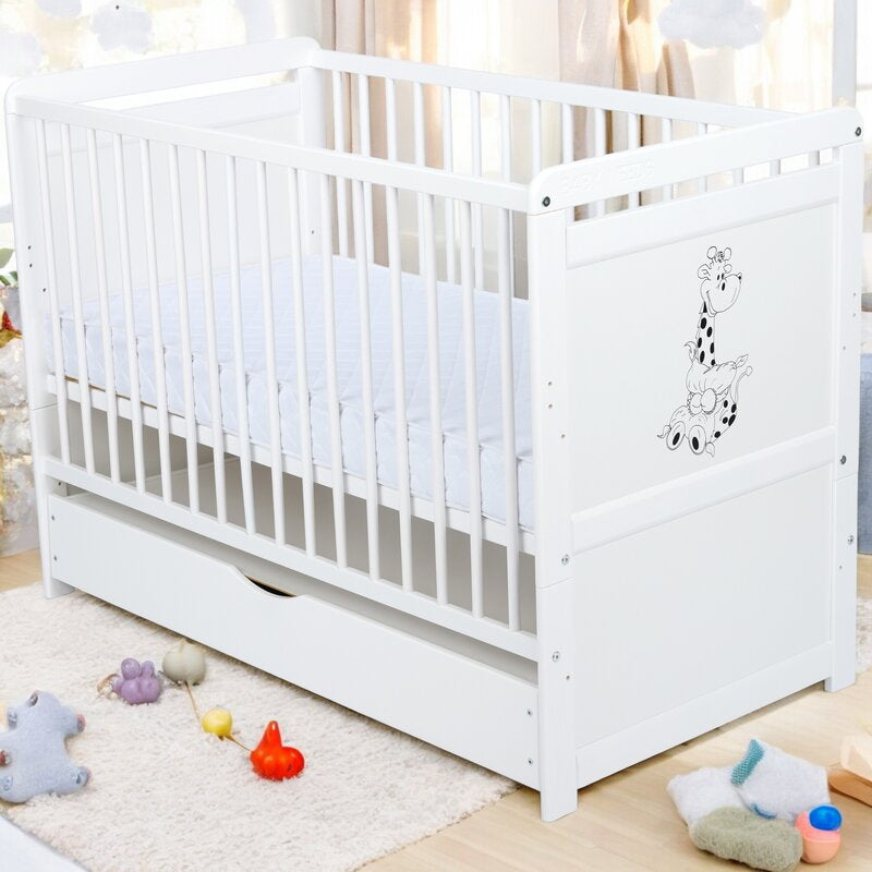 Patut din lemn bebe, Transformabil si pentru junior, 120x60 cm, Cu sertar cu capac, Din pin si mdf, Stabil si rezistent, Inaltime saltea reglabila pe 3 nivele, Laterala cu 3 bete detasabile, EN716-1, EN16-2, Alb, Babyneeds, Nadia II, Girafa