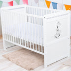 Pătuț BabyNeeds Nadia II Girafa 120x60 cm alb – pătuț în cameră cu ghirlandă colorată