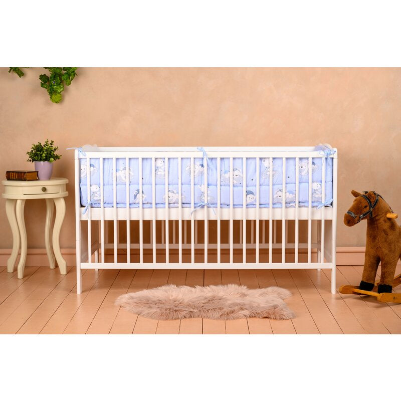 Pătuț BabyNeeds Nadia 140x70 cm alb – pătuț văzut din lateral, cu lenjerie