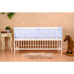 Pătuț BabyNeeds Nadia 140x70 cm alb – pătuț văzut din lateral, cu lenjerie