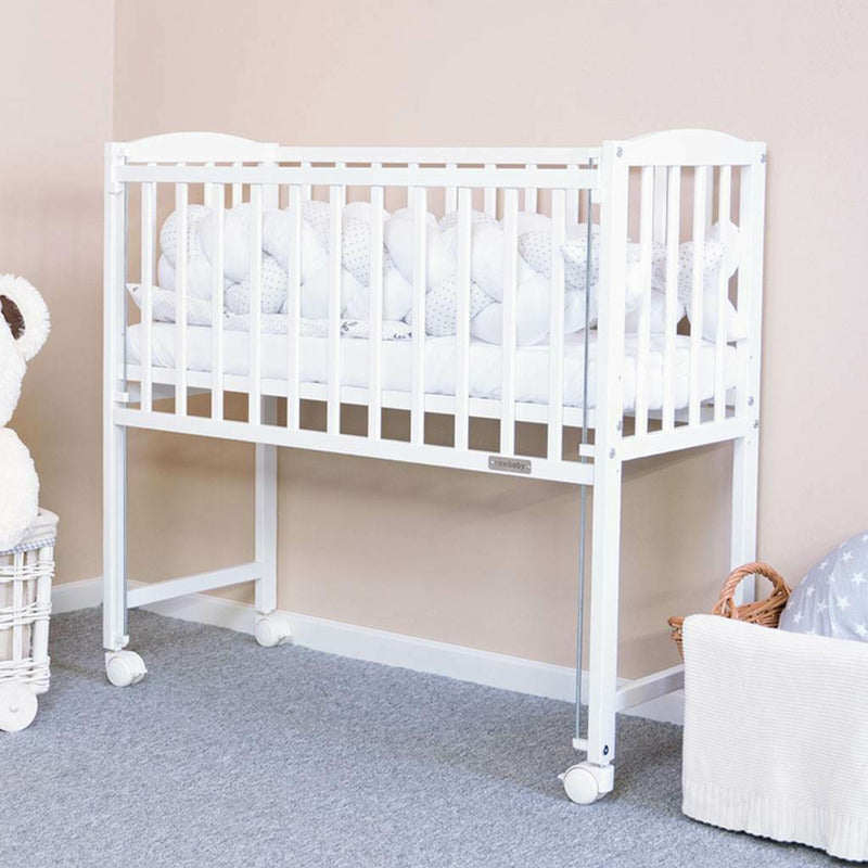 Patut din lemn bebe, 90x40 cm, Cu laterala culisanta, Cu roti, Certificat lemn FSC, Conform cu standardele de siguranta EN 716-1:2008, EN 716-2:2008, White, New Baby, Mateo