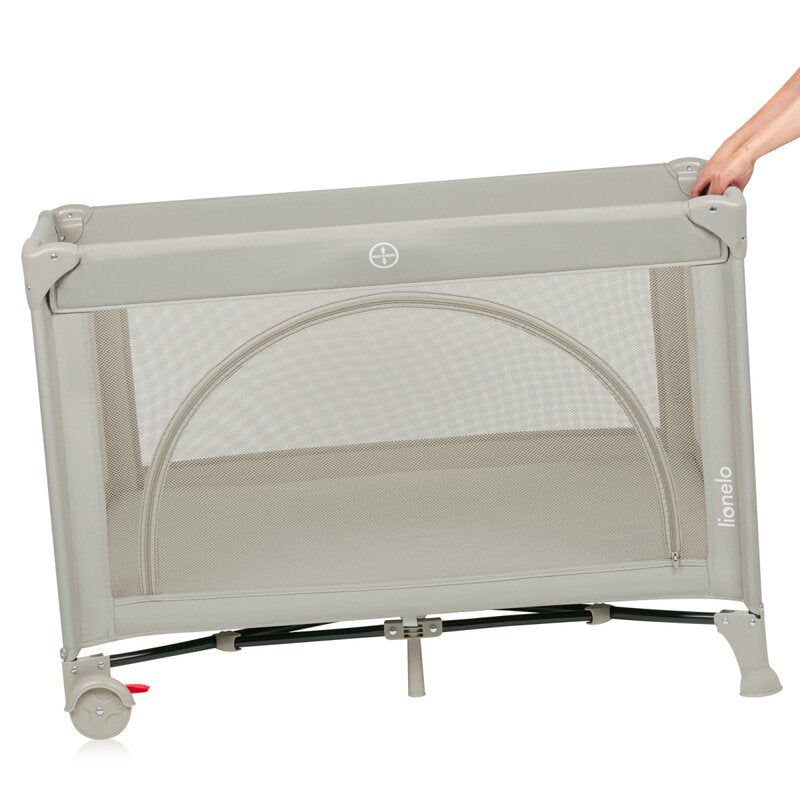 Patut pliant, Lionelo, Laura, 102 x 74 cm, Cu doua nivele, Functie de tarc, Cu roti, Include salteluta si geanta de transport, Pereti din plasa, Deschidere laterala, Pana la 15 kg, 0 luni +, Bej