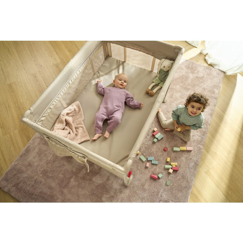 Patut pliant, Lionelo, Laura, 102 x 74 cm, Cu doua nivele, Functie de tarc, Cu roti, Include salteluta si geanta de transport, Pereti din plasa, Deschidere laterala, Pana la 15 kg, 0 luni +, Verde