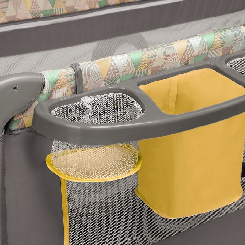 Patut pliant, Lionelo, Sven Plus, 120x60 cm, Cu doua nivele, Cu arcada jucarii, masuta de infasat  vibratii, melodii, conform cu standardele europeane de securitate EN716 si EN12221, Yellow Scandi