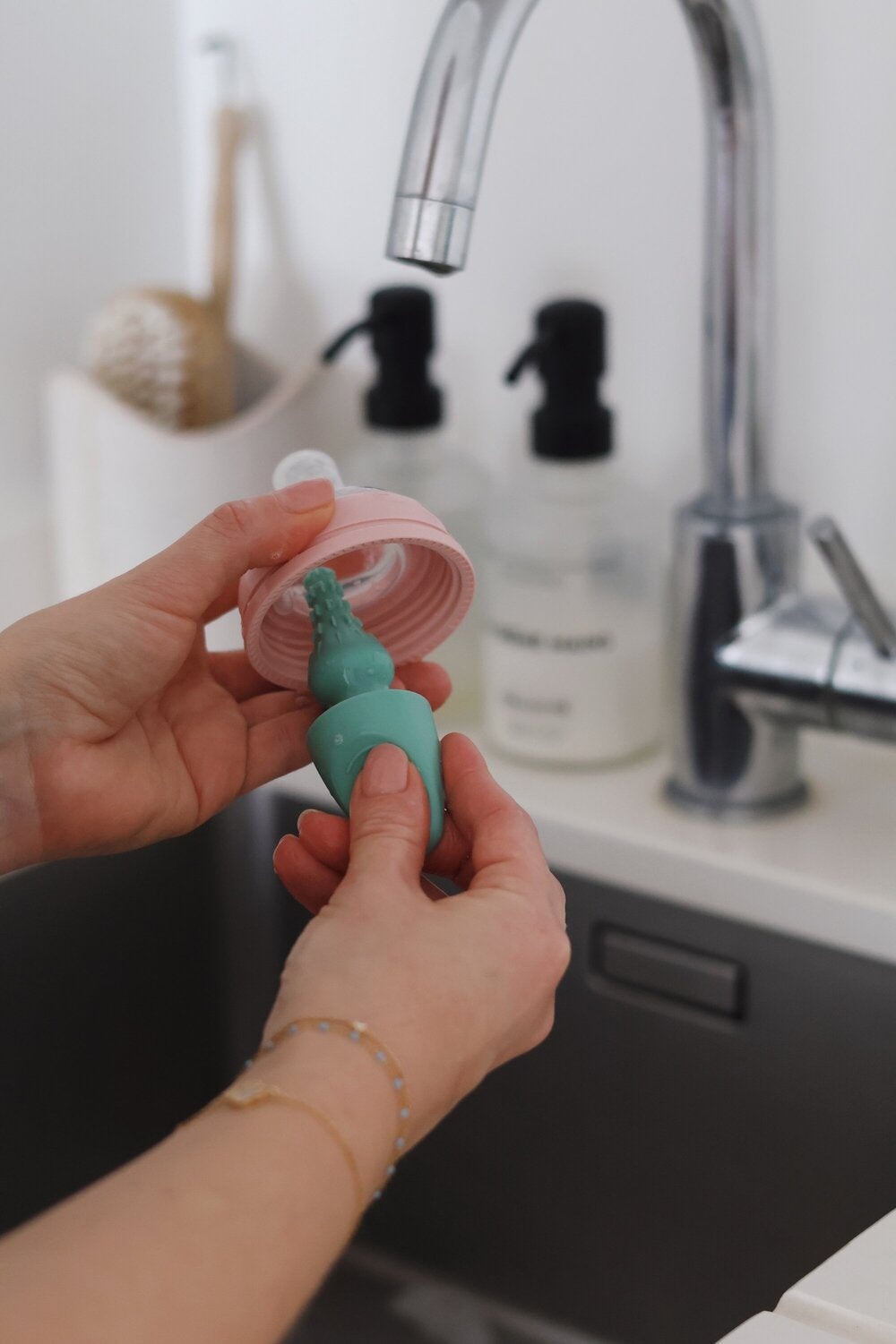 Perie din silicon Beaba 2 in 1 pentru biberoane si tetine Sage Green
