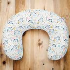 Perna alaptare New Baby Cranberries 125x16 cm, Multicolor – vedere de ansamblu pe fundal din lemn