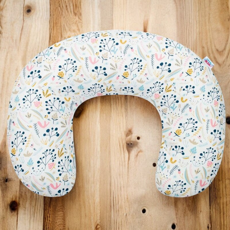 Perna alaptare New Baby Cranberries 125x16 cm, Multicolor – vedere de ansamblu pe fundal din lemn