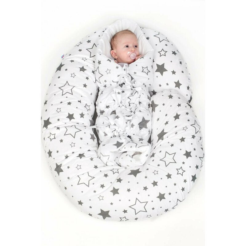 Perna alaptare New Baby Stars C 285 cm, Gri – imagine ilustrativă cu copil și alt imprimeu