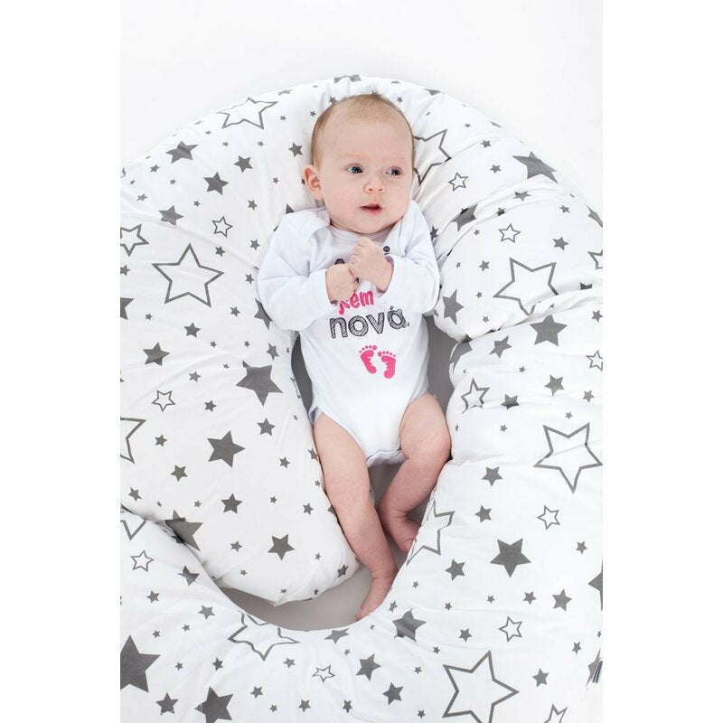 Perna alaptare New Baby Stars C 285 cm, Gri – imagine ilustrativă cu copil treaz și alt imprimeu