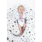 Perna alaptare New Baby Forma C 285x16 cm, Alb/Gri – imagine de prezentare cu copil așezat