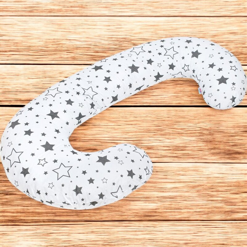 Perna alaptare New Baby Forma C 285x16 cm, Alb/Gri – vedere pe fundal din lemn
