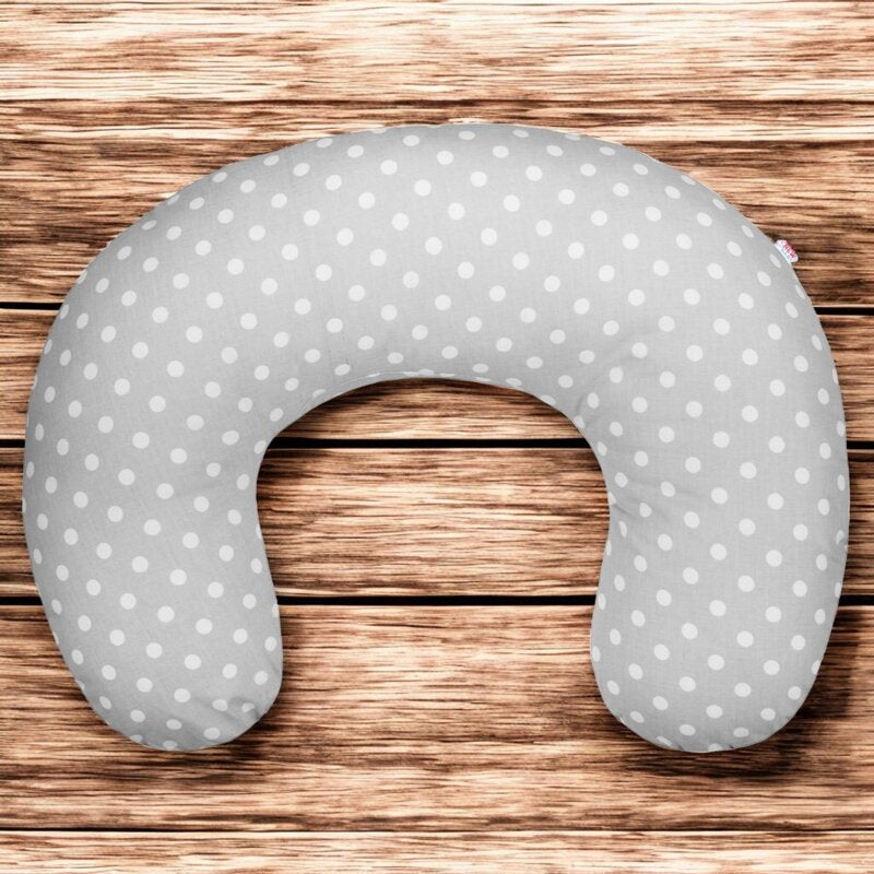 Perna alaptare New Baby Minky 125x16 cm, Gri – vedere pe fundal din lemn