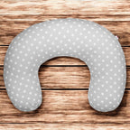 Perna alaptare New Baby Minky 125x16 cm, Gri – vedere pe fundal din lemn