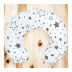 Perna alaptare New Baby Stelute 125x16 cm, Alb/Gri – vedere de ansamblu pe fundal din lemn