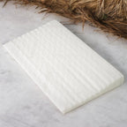 Perna inclinata New Baby Basic 59x37x7 cm, Alb – prezentare pe fundal texturat
