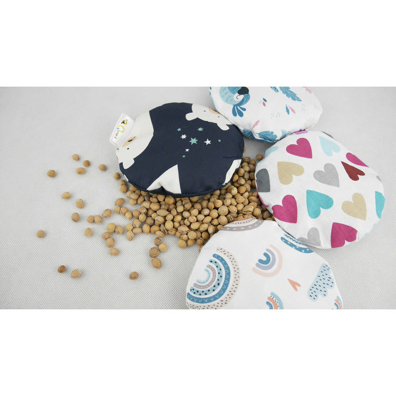 Pernuta anticolici, Qmini, Umpluta cu samburi de cirese, Cu husa din bumbac, Diametru 14 cm, Grey Stars