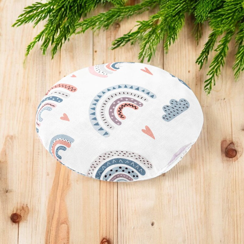 Pernuta anticolici, Qmini, Umpluta cu samburi de cirese, Cu husa din bumbac, Diametru 14 cm, Rainbow